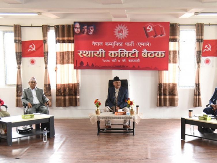 एमाले बैठक : टोलीनेताद्वारा प्रतिवेदनमाथि सुझाव पेस गर्दै